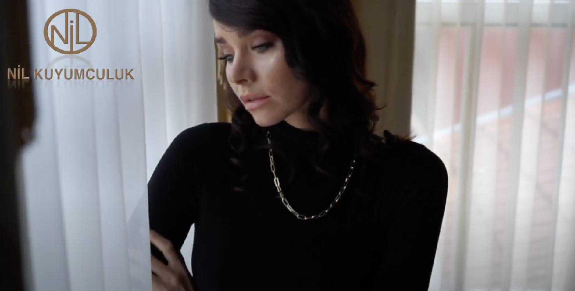 Ünlü Modeller Mücevher Çekimi için Kamera karşısına geçti